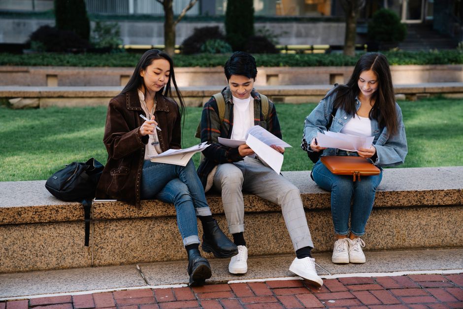 留学加拿大college与university选择对比：就业移民与学术路径解析